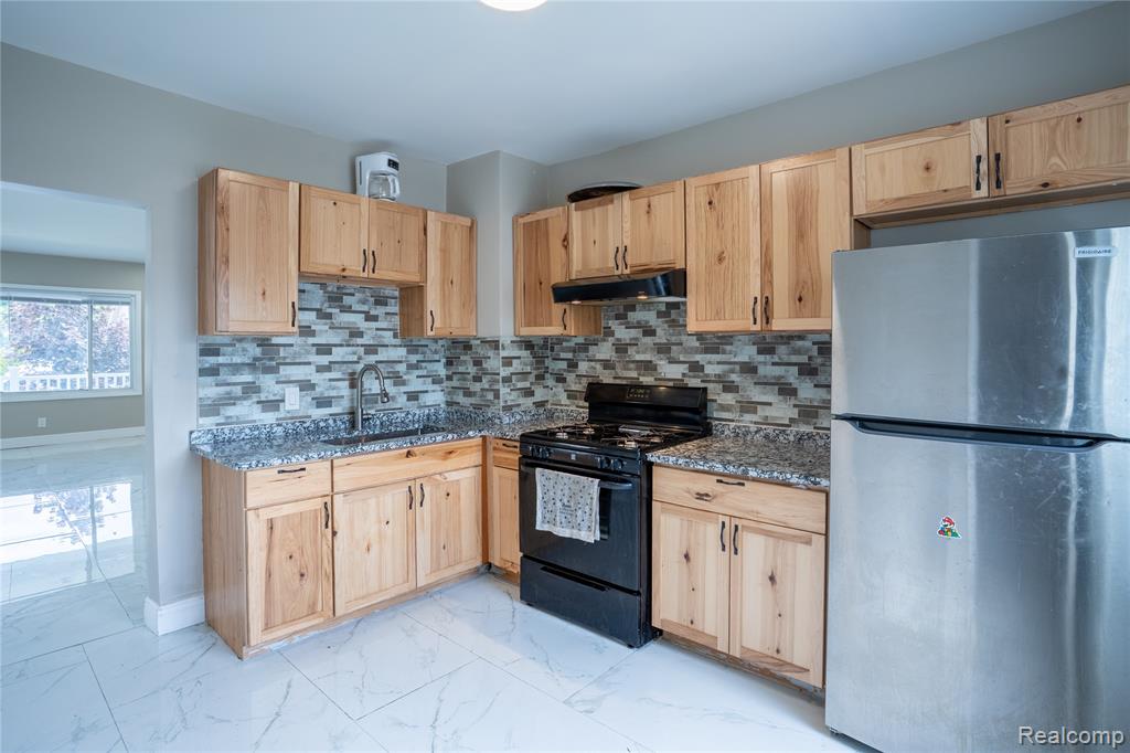 5725 Bingham Street Property Photo 8
