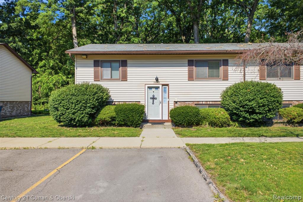 38098 Hixford Place Property Photo 3
