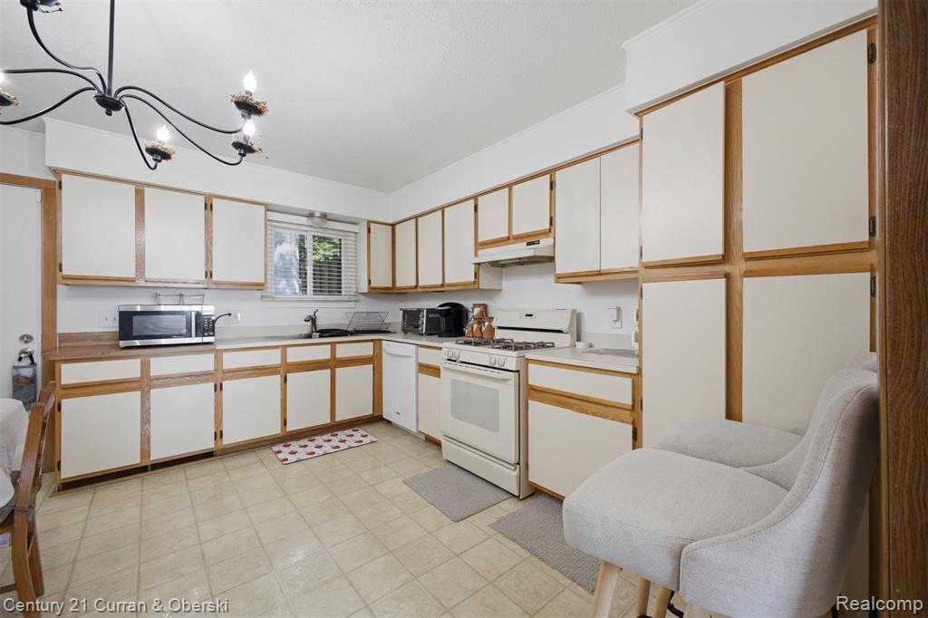 38098 Hixford Place Property Photo 9