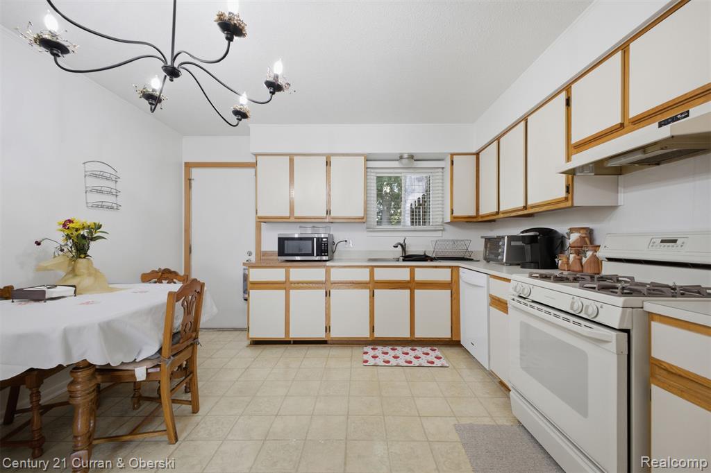 38098 Hixford Place Property Photo 10