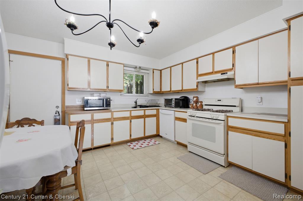 38098 Hixford Place Property Photo 11