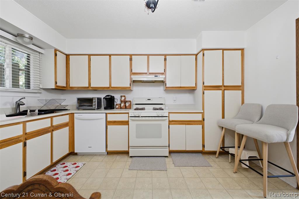 38098 Hixford Place Property Photo 12