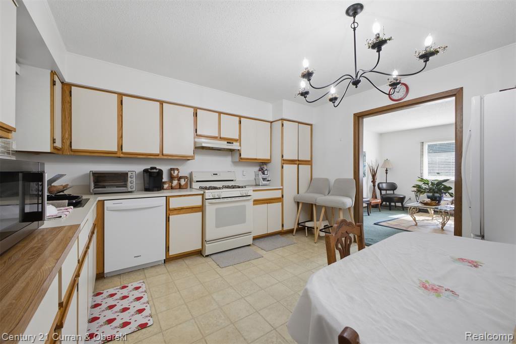 38098 Hixford Place Property Photo 13