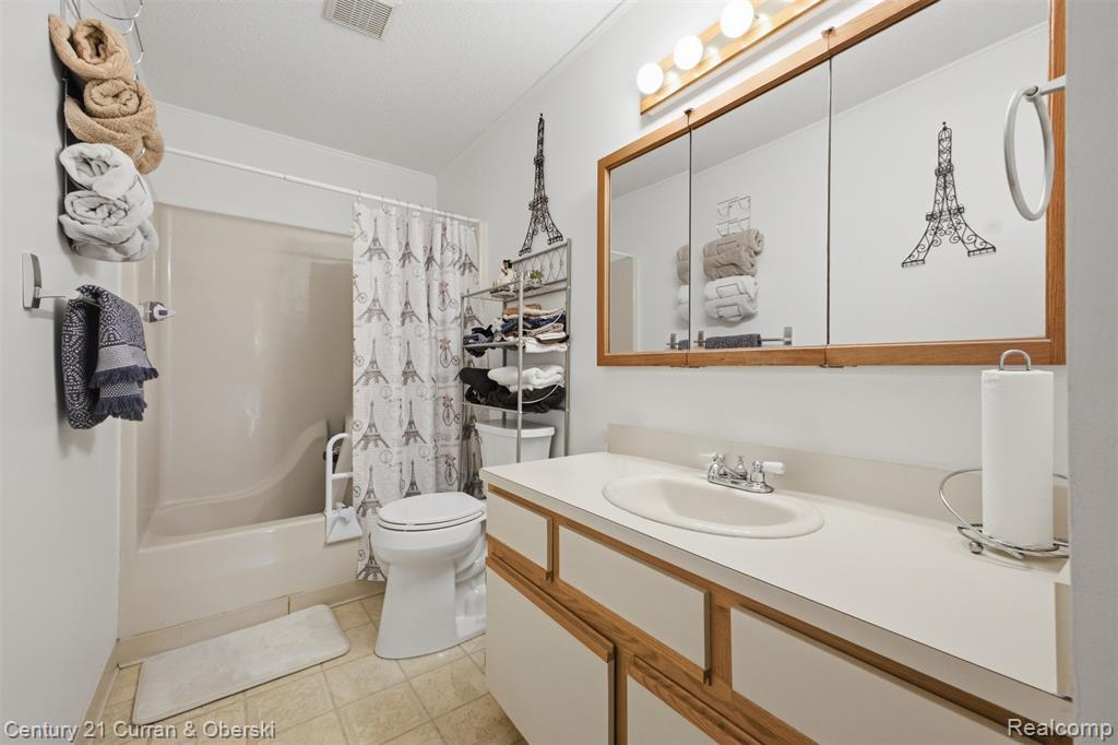 38098 Hixford Place Property Photo 14