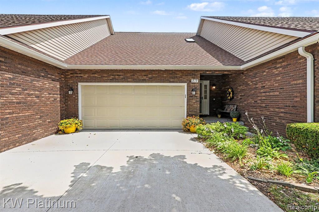 819 E Pointe
