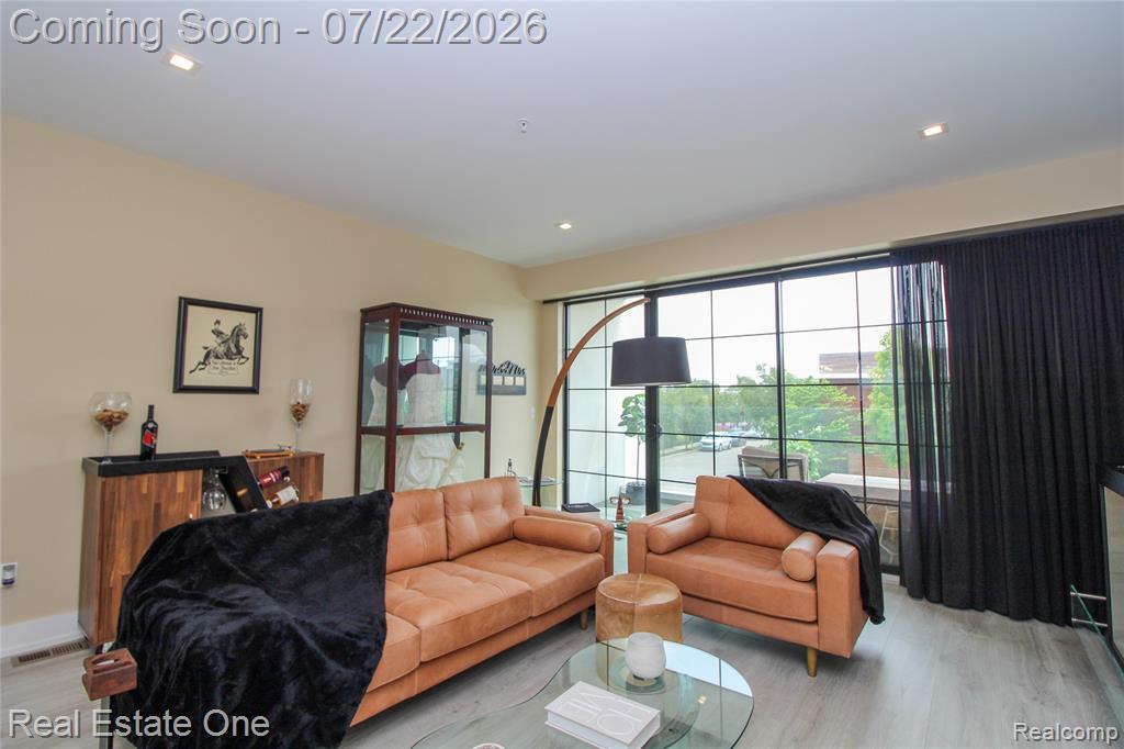 533 E Harrison Avenue Property Photo 4