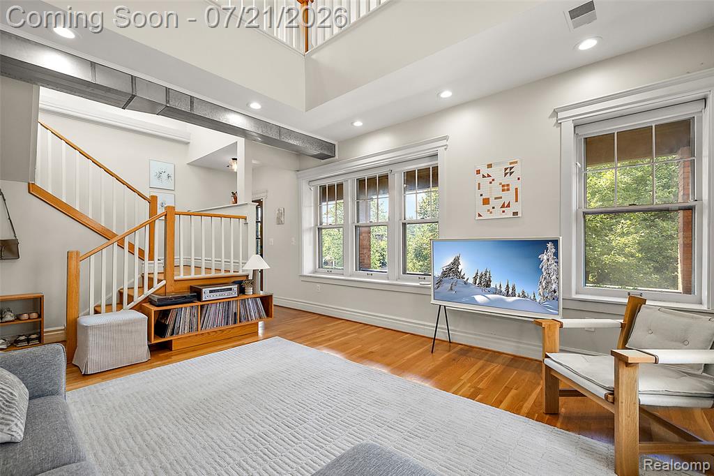 443 E Ferry Street Property Photo 5