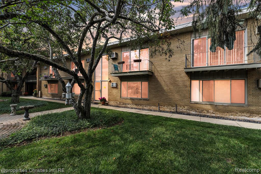 2655 E Maple Road Property Photo 1