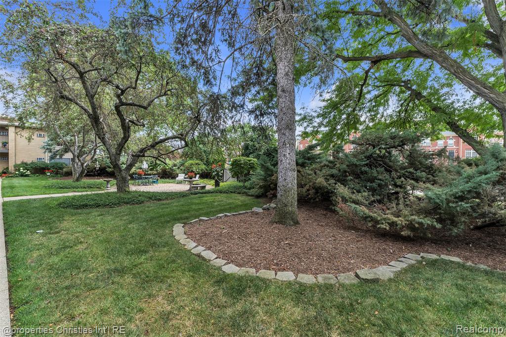 2655 E Maple Road Property Photo 4