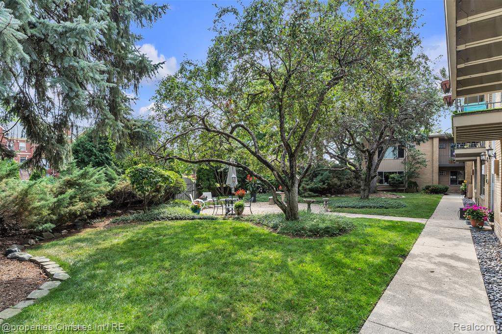 2655 E Maple Road Property Photo 5