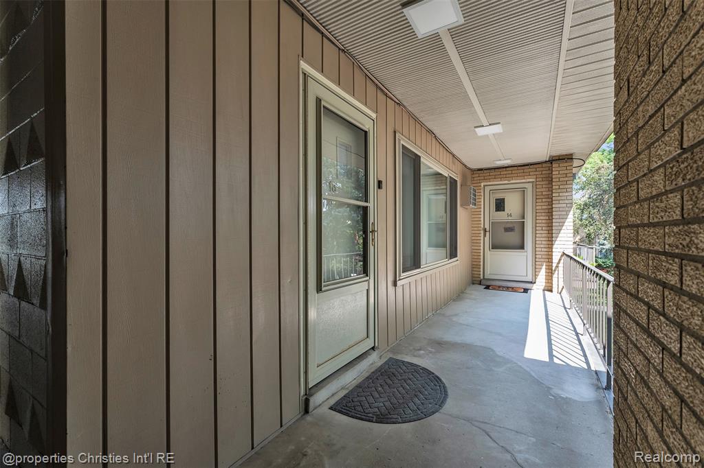 2655 E Maple Road Property Photo 8