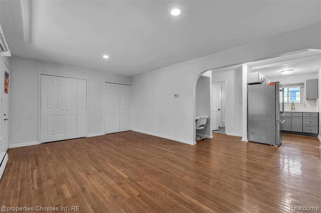 2655 E Maple Road Property Photo 10