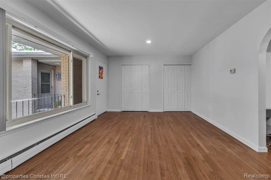 2655 E Maple Road Property Photo 11