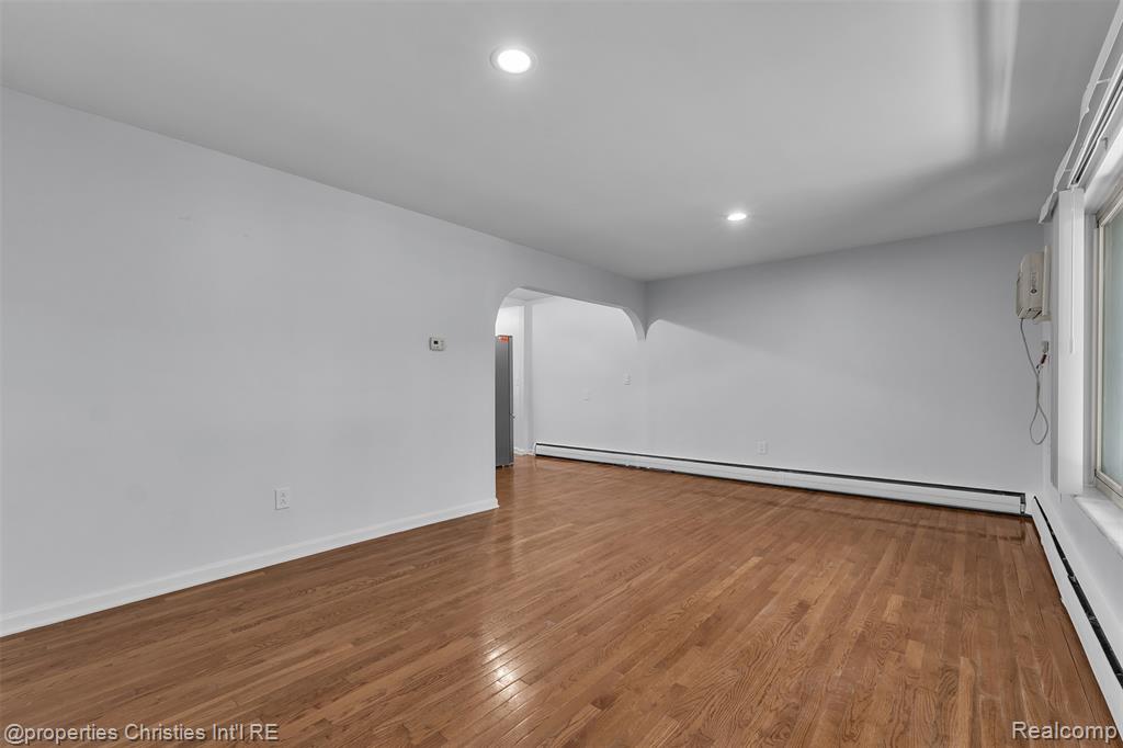 2655 E Maple Road Property Photo 12