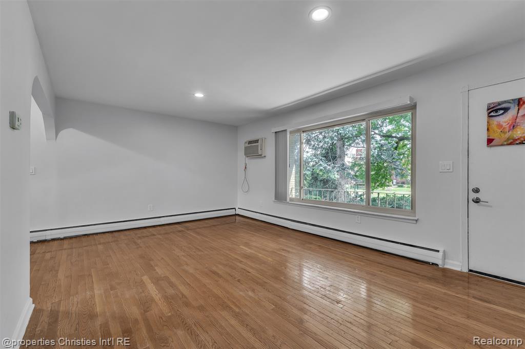 2655 E Maple Road Property Photo 13