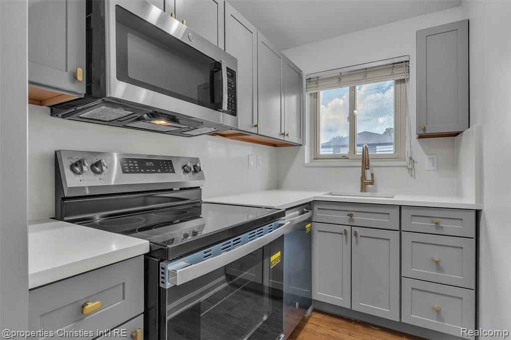 2655 E Maple Road Property Photo 15