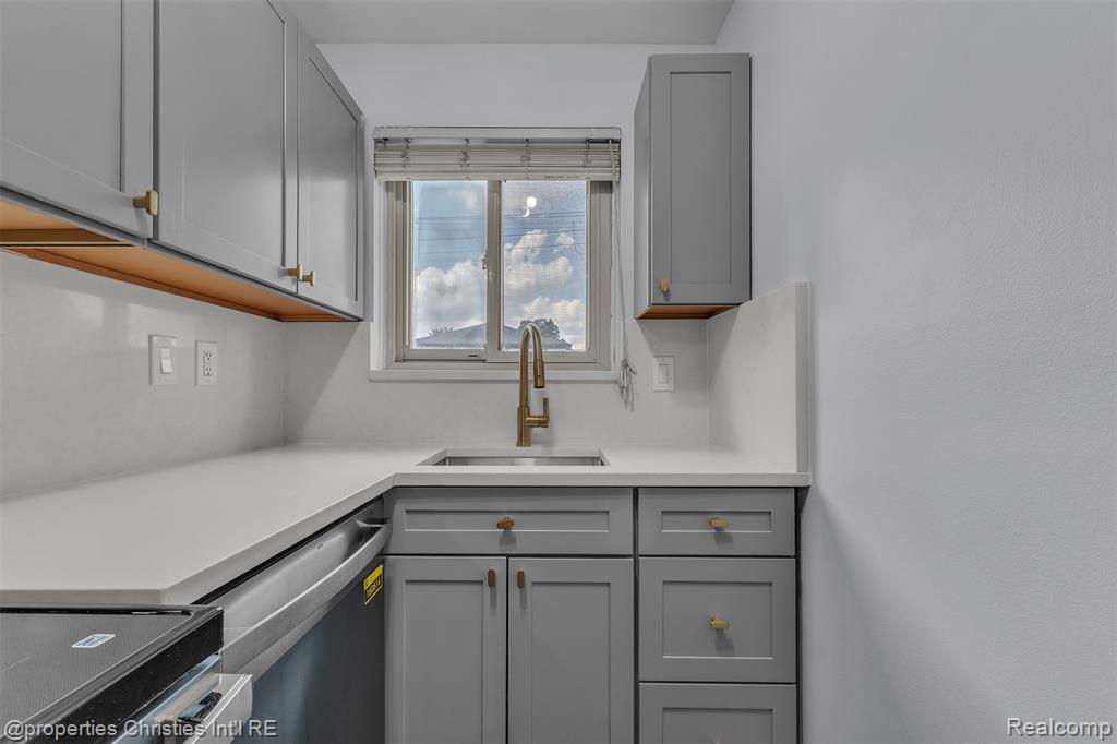 2655 E Maple Road Property Photo 16