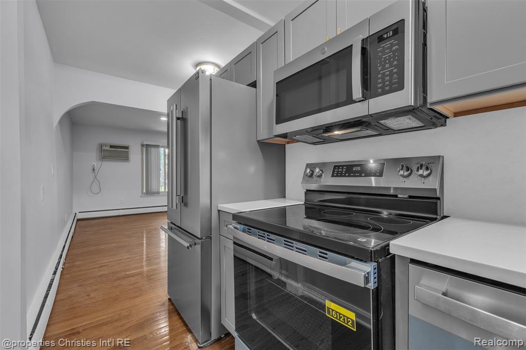 2655 E Maple Road Property Photo 17