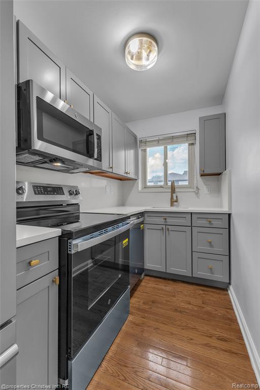 2655 E Maple Road Property Photo 18