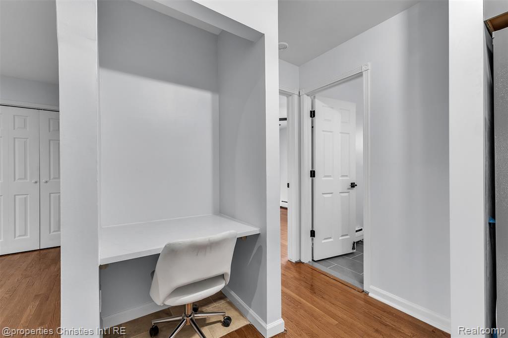 2655 E Maple Road Property Photo 20