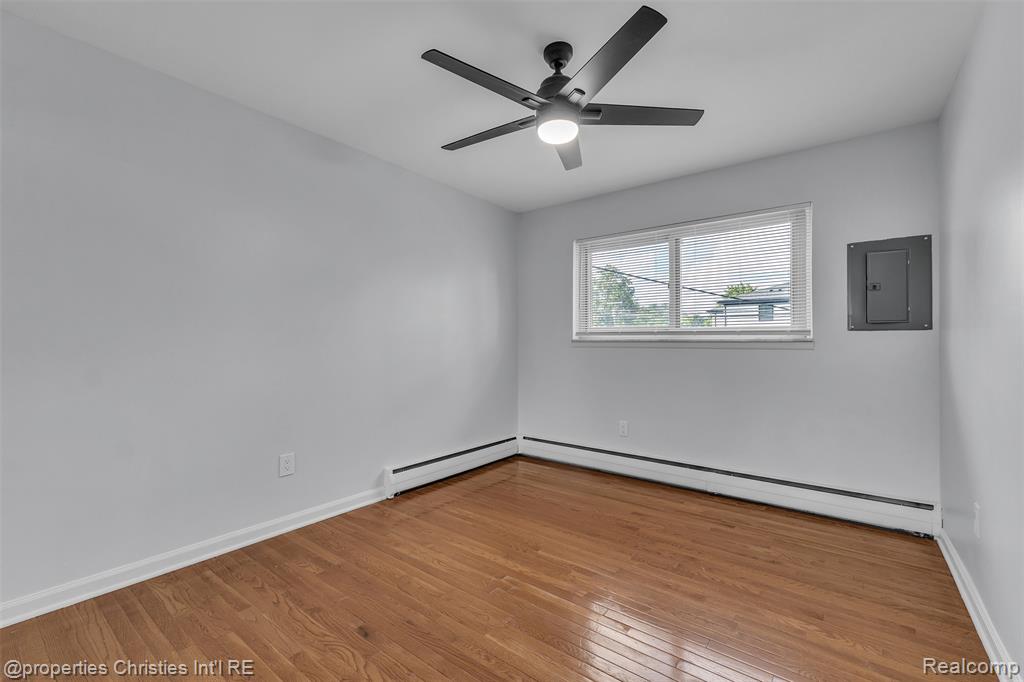 2655 E Maple Road Property Photo 22