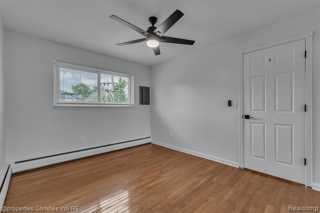 2655 E Maple Road Property Photo 23