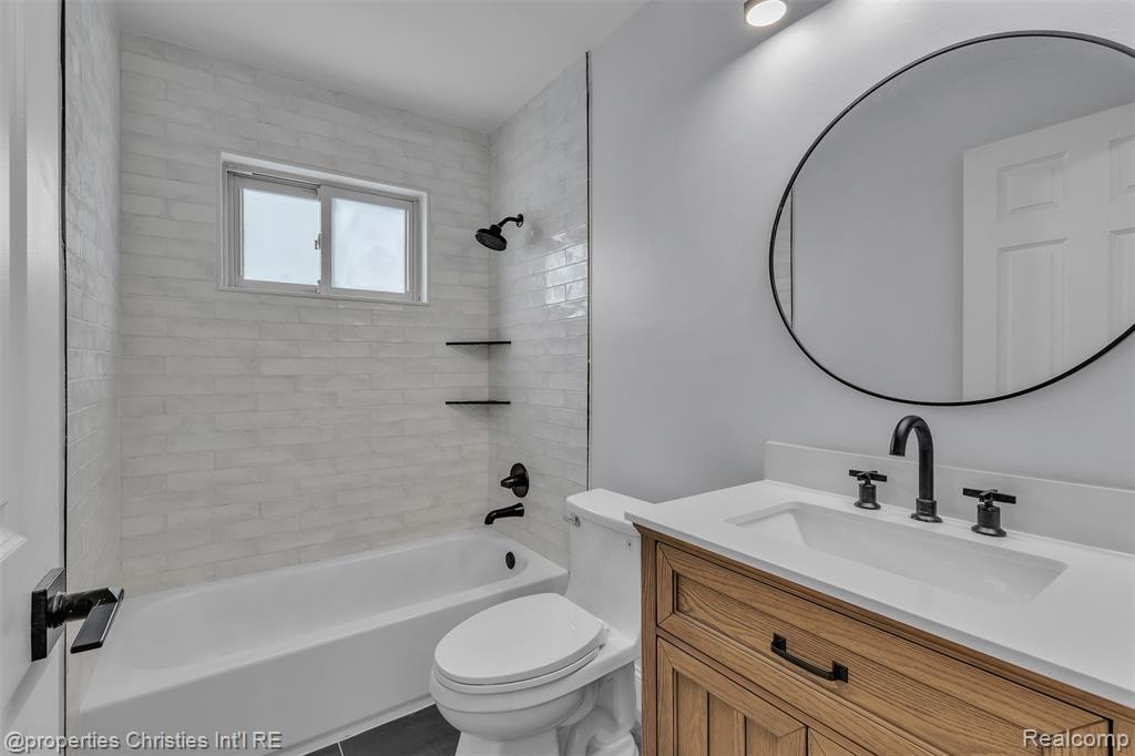 2655 E Maple Road Property Photo 25