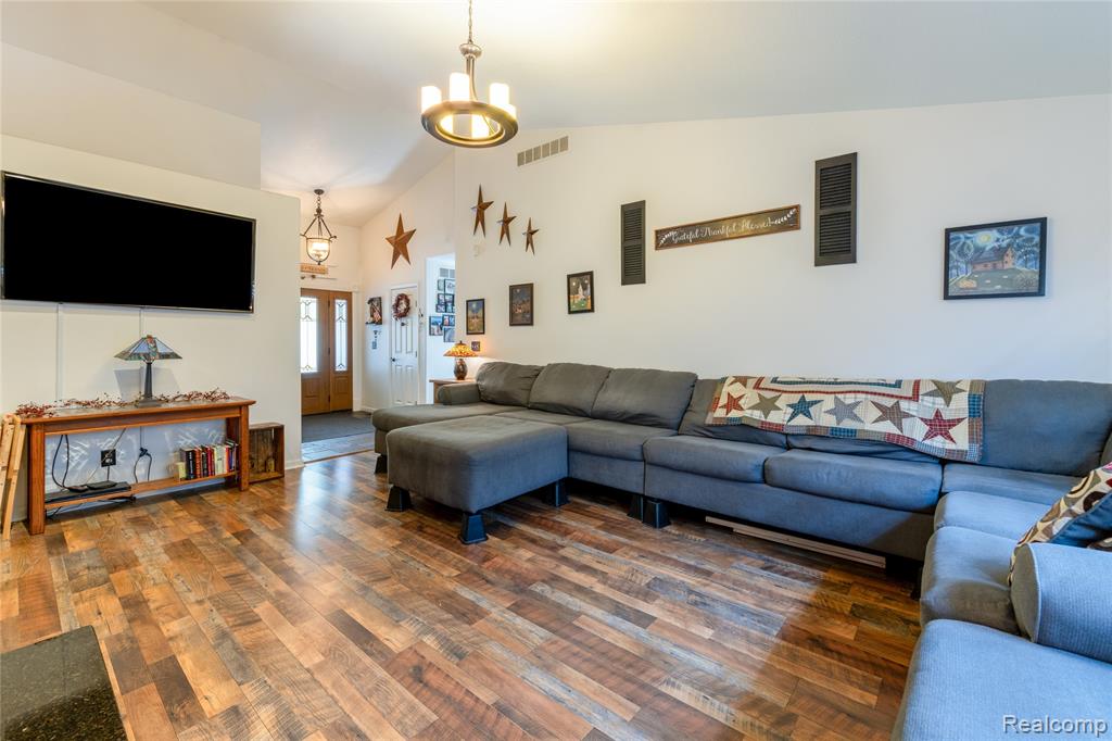 38575 Barth Street Property Photo 6