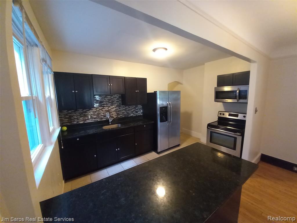 837 Beaconsfield 1s Property Photo 4