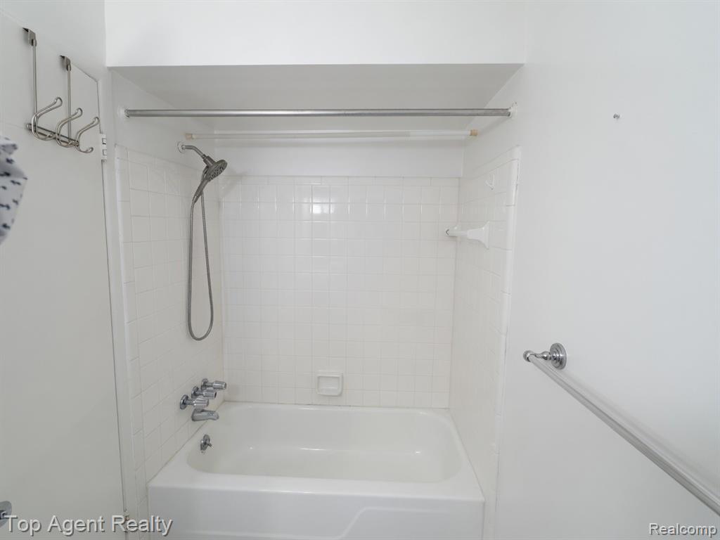 14211 Ivanhoe Drive Property Photo 12