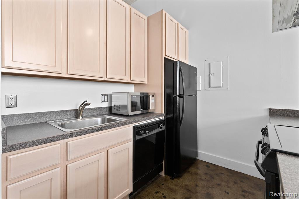 6533 E Jefferson Avenue Property Photo 15