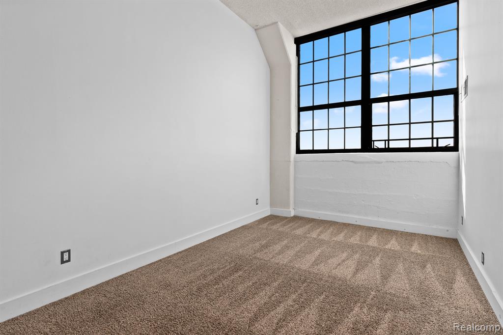 6533 E Jefferson Avenue Property Photo 18