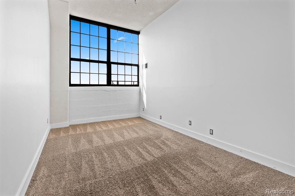6533 E Jefferson Avenue Property Photo 20