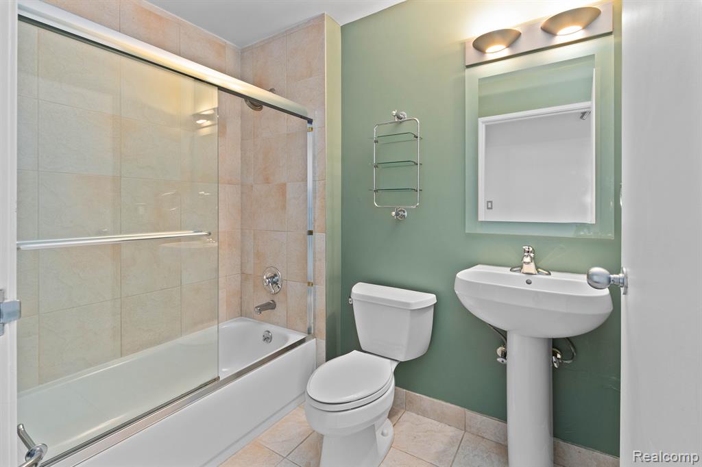 6533 E Jefferson Avenue Property Photo 25