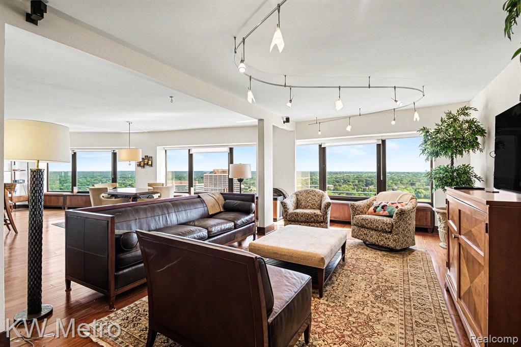 5000 Town Center Property Photo 3