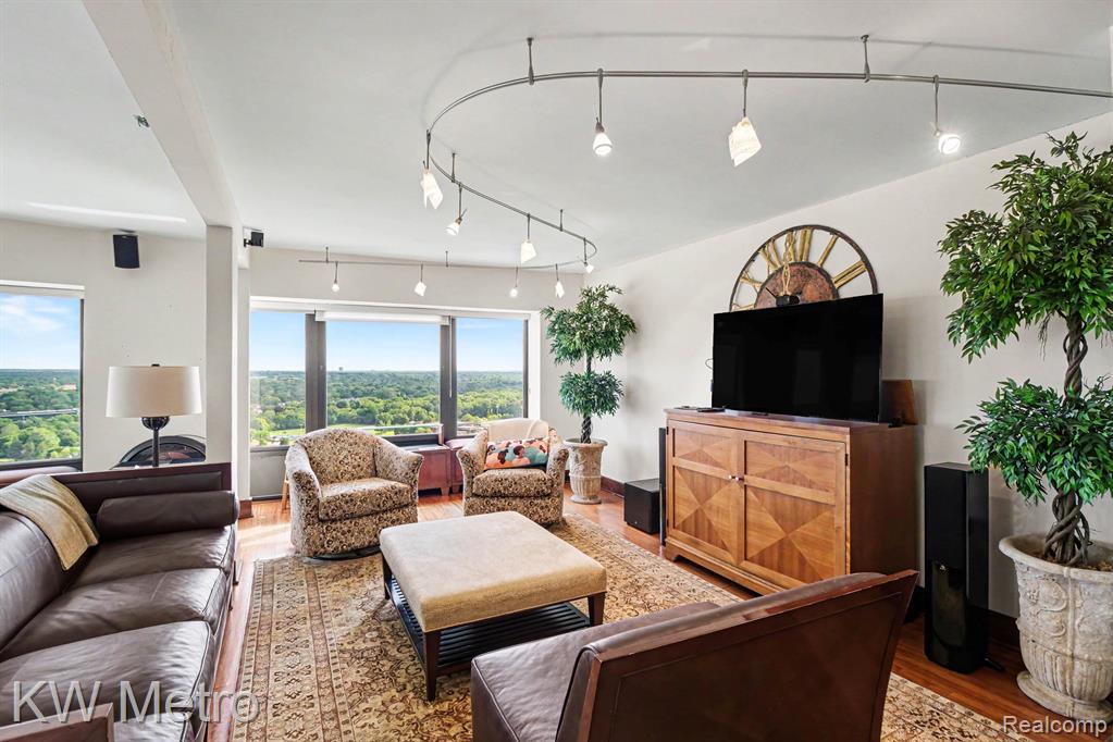 5000 Town Center Property Photo 4