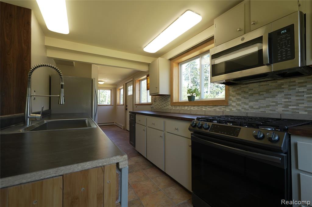 2898 Lakeshore Road Property Photo 6