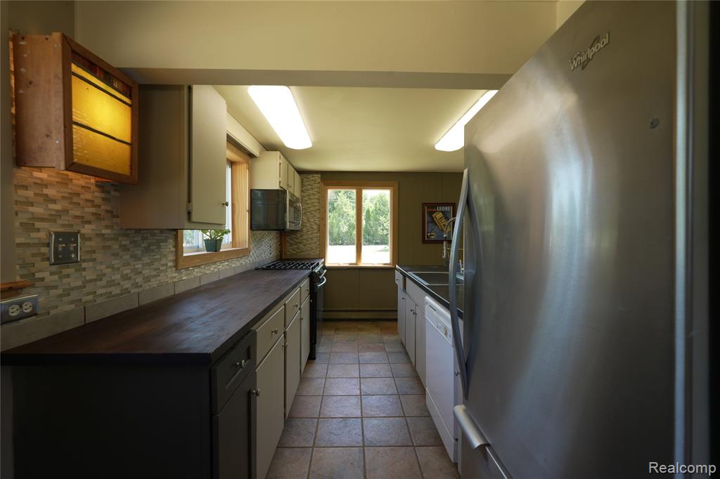 2898 Lakeshore Road Property Photo 7