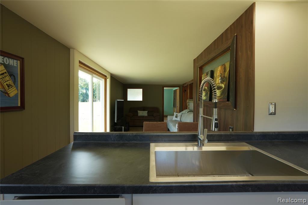 2898 Lakeshore Road Property Photo 8