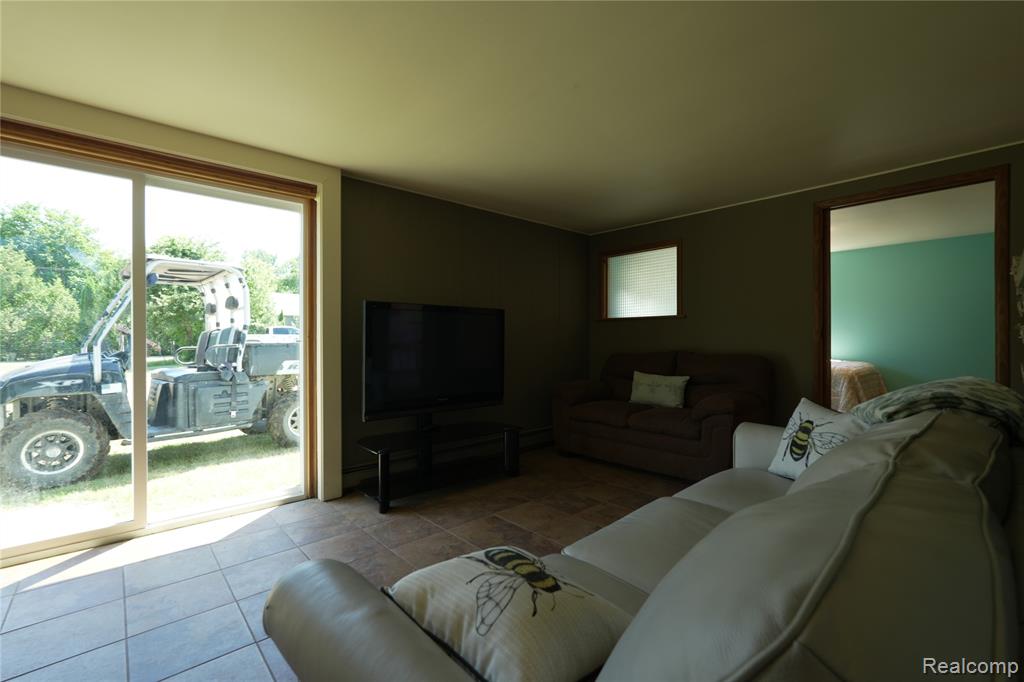 2898 Lakeshore Road Property Photo 9