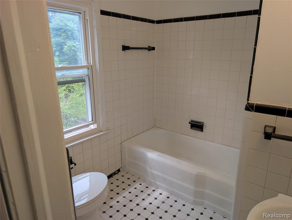 16531 Plainview Avenue Property Photo 10