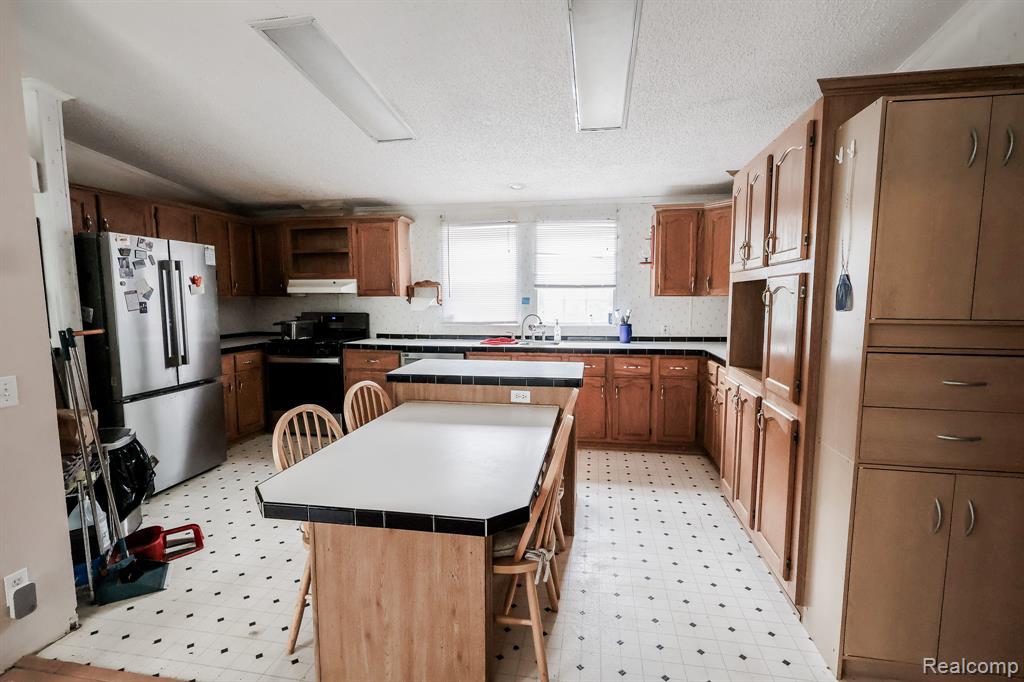9386 Henderson Road Property Photo 13
