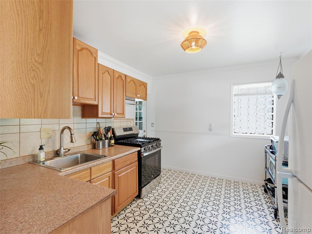 27715 Park Court Property Photo 6