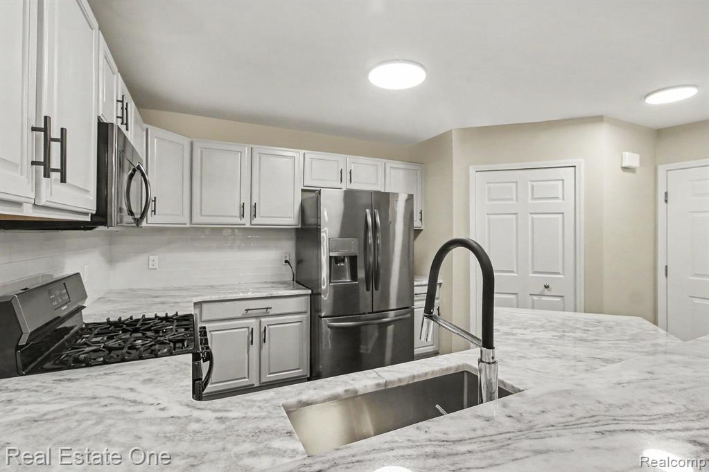 2271 S Main Street Property Photo 9