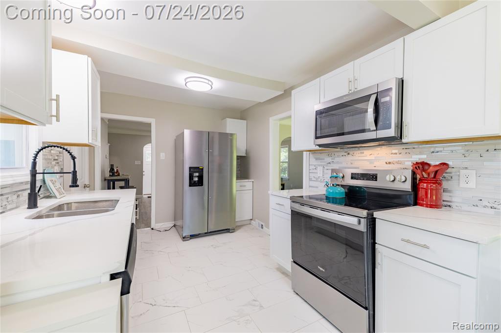 9838 Grosse Ile Parkway Property Photo 12