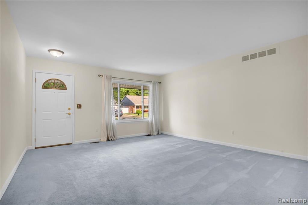 9437 Continental Drive Property Photo 5
