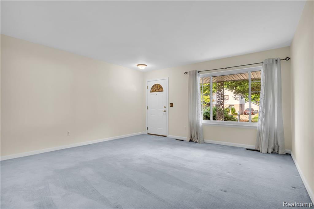 9437 Continental Drive Property Photo 6