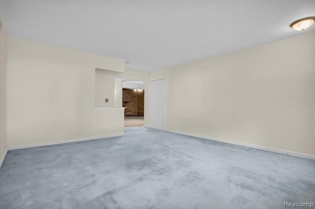 9437 Continental Drive Property Photo 7