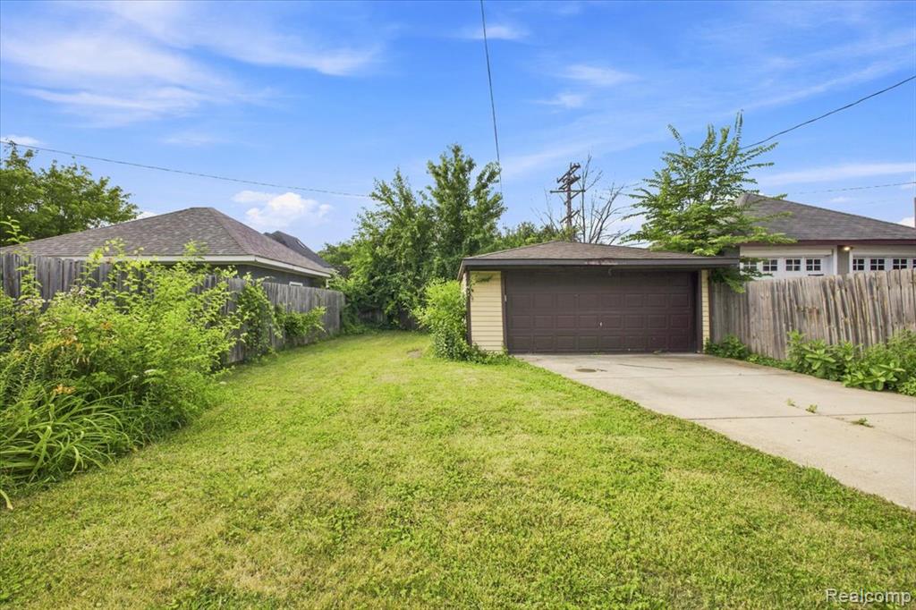 899 Edison Street Property Photo 4