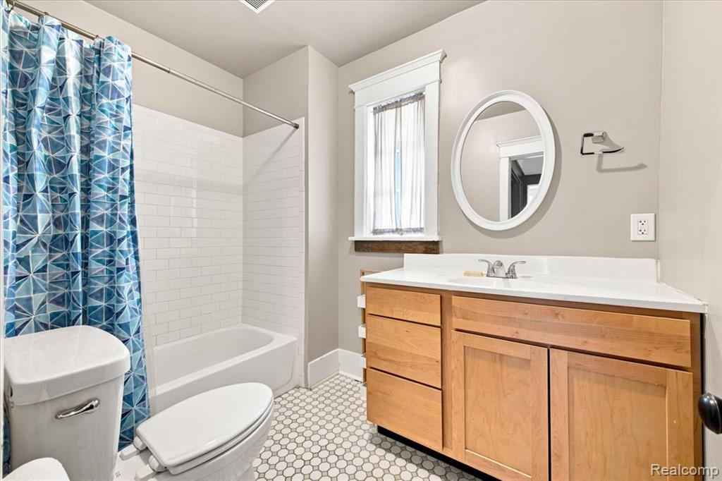 899 Edison Street Property Photo 28